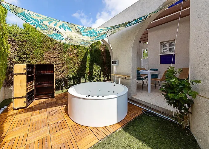 Elegant With Jacuzzi Loi Charls In 招待所